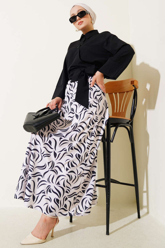 Traje negro de dos piezas con falda y lazo lateral