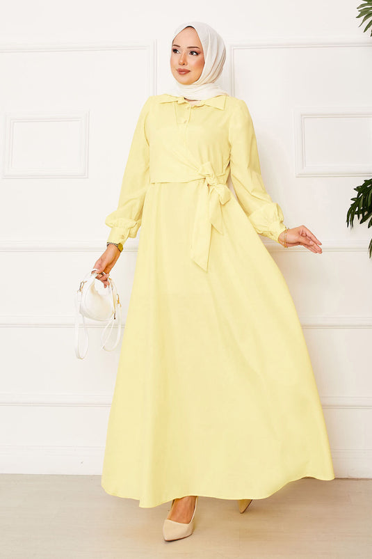 فستان أصفر برباط جانبي وياقة قميص
