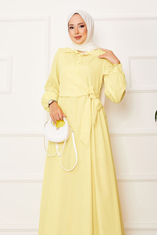 فستان أصفر برباط جانبي وياقة قميص