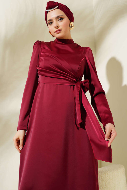 Robe de soirée évasée en satin bordeaux avec lien sur le côté