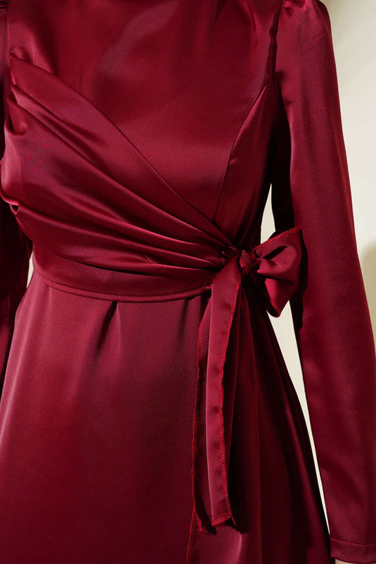 Robe de soirée évasée en satin bordeaux avec lien sur le côté