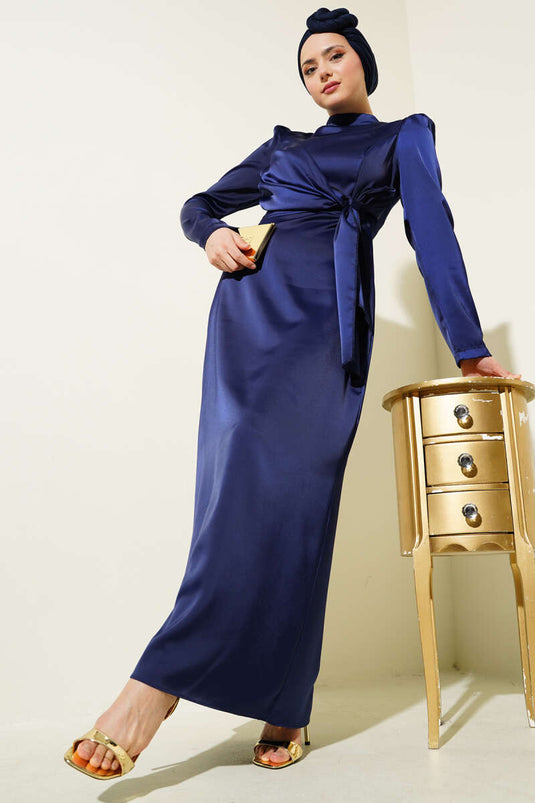 Ausgestelltes Abendkleid aus Satin mit seitlicher Schleife in Marineblau