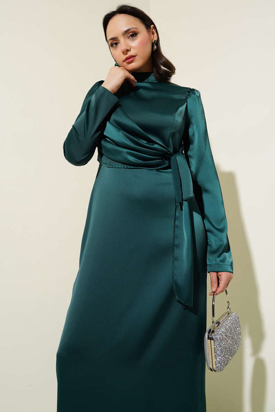 Robe de soirée évasée en satin vert émeraude avec lien latéral