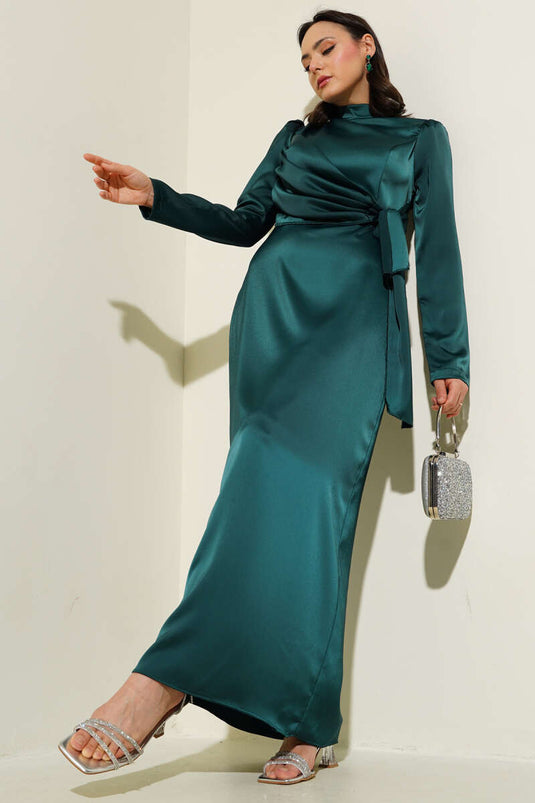 Robe de soirée évasée en satin vert émeraude avec lien latéral