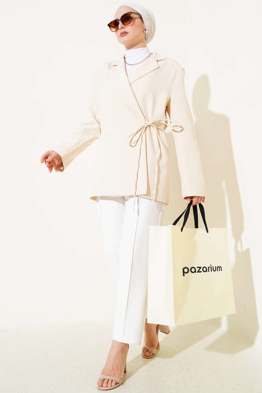 Veste beige à double boutonnage et fermeture latérale