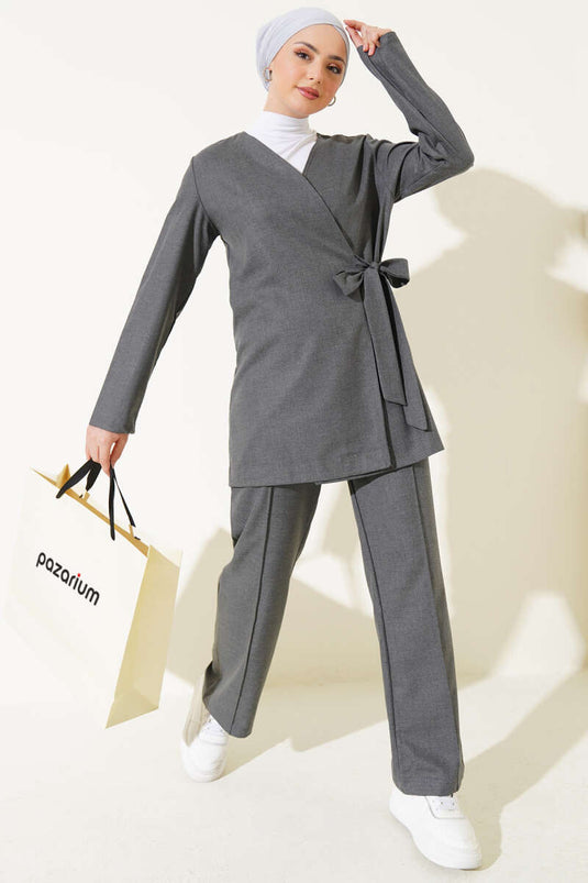 Traje de dos piezas de tela con lazo lateral color humo