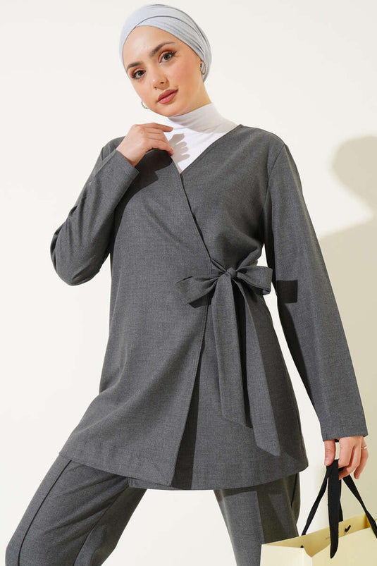 Traje de dos piezas de tela con lazo lateral color humo