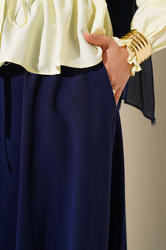 تنورة أساسية بجيوب جانبية باللون الأزرق الداكن