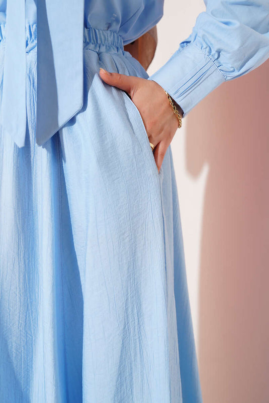 تنورة واسعة بجيوب جانبية باللون الأزرق الفاتح