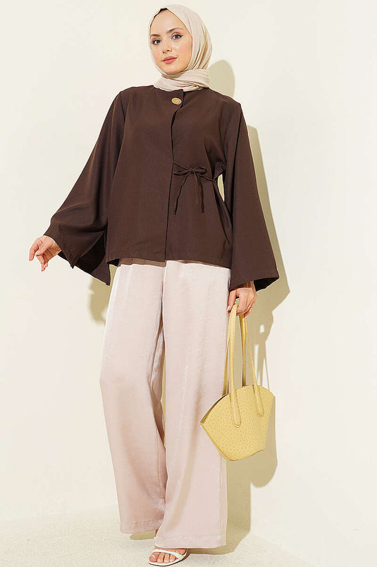 Seitlich mit Kordelzug und Knöpfen versehene Jacke, Braun