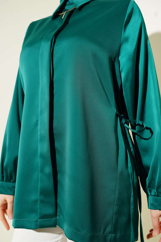 قميص ساتان برباط جانبي باللون الزمردي