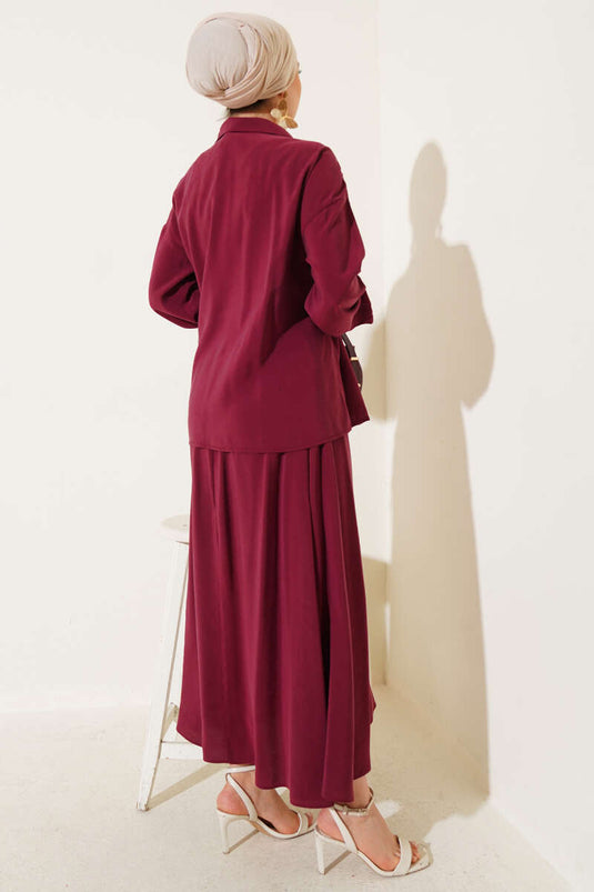 طقم من قطعتين مع تنورة برباط جانبي باللون العنابي