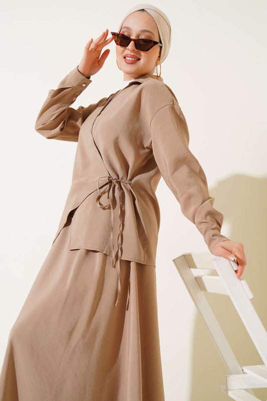 Conjunto de dos piezas con falda con lazo lateral, color visón