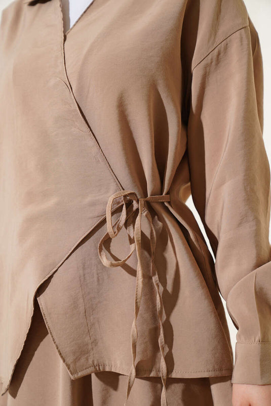 Conjunto de dos piezas con falda con lazo lateral, color visón