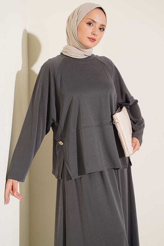 Conjunto De Dos Piezas Con Falda Y Detalles De Botones En Gris Humo