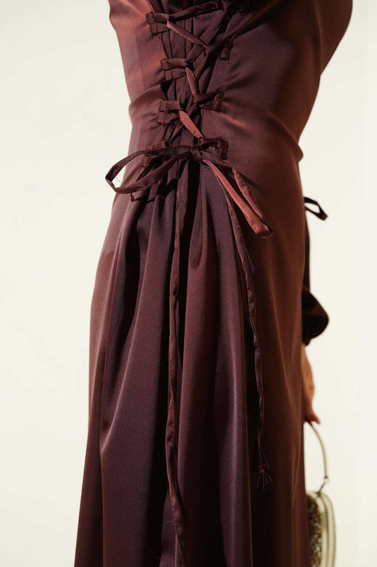 Yanları İp Bağcık Detaylı Saten Elbise Kahve