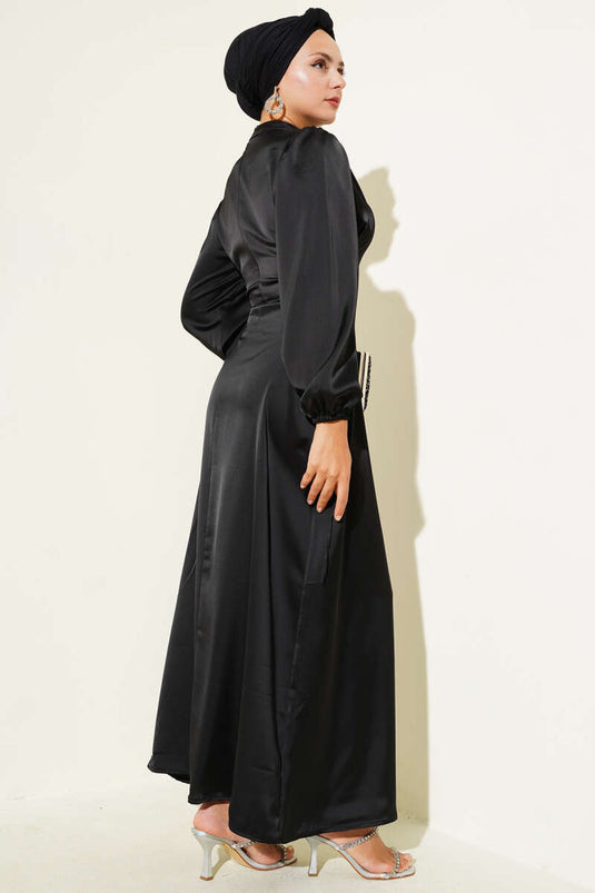 Robe en satin avec détails en dentelle sur les côtés, noire