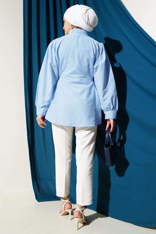 Chemise basique bleue à nouer sur les côtés