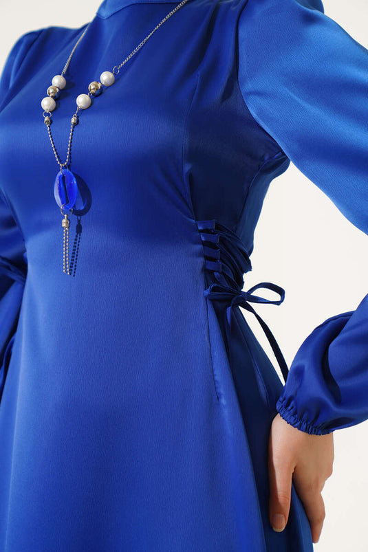 Robe en satin avec liens latéraux en corde Saxe