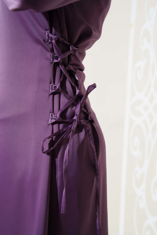 Robe en satin magenta avec liens latéraux