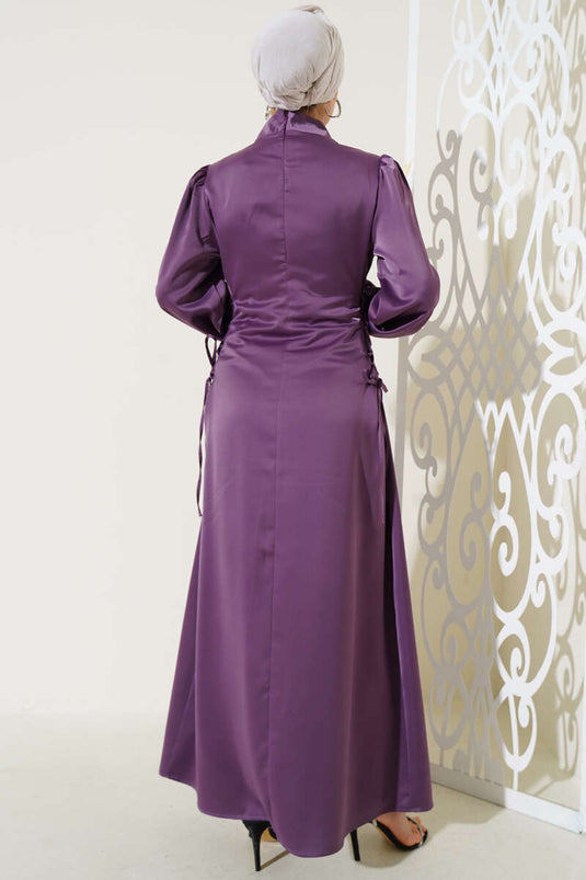 Robe en satin magenta avec liens latéraux