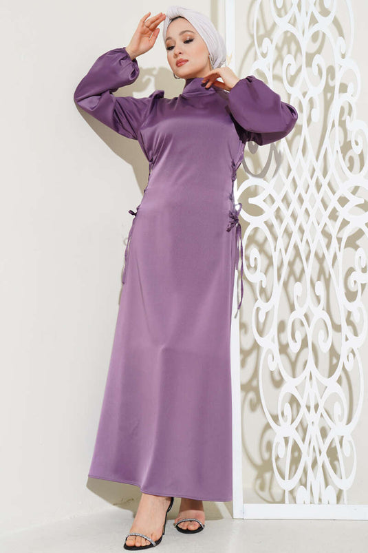 Robe en satin magenta avec liens latéraux