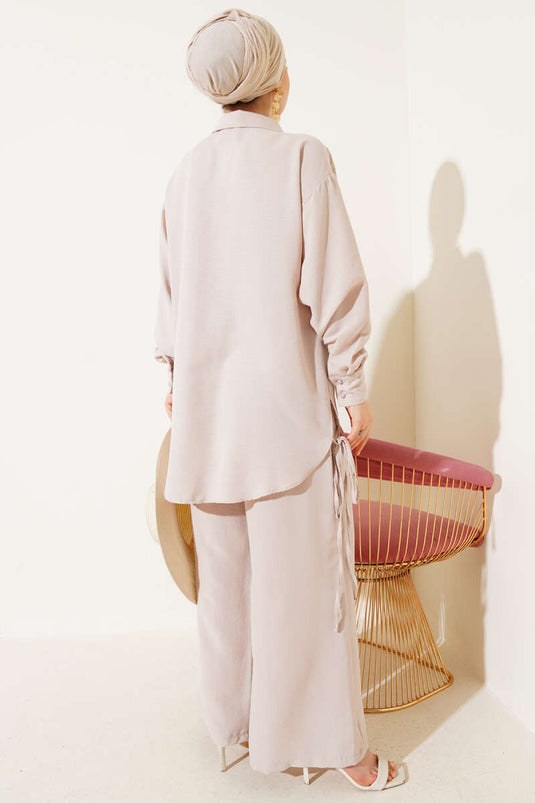 Ensemble deux pièces beige avec détails en corde sur le côté