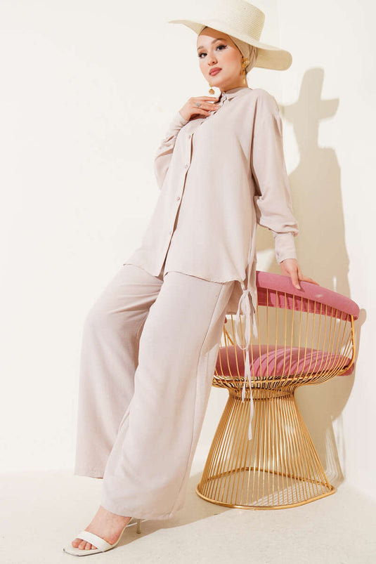 Ensemble deux pièces beige avec détails en corde sur le côté