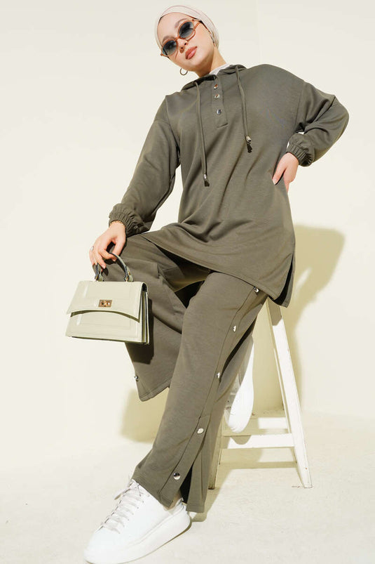 Costume deux pièces à capuche kaki avec boutons métalliques sur les côtés