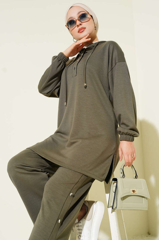 Costume deux pièces à capuche kaki avec boutons métalliques sur les côtés