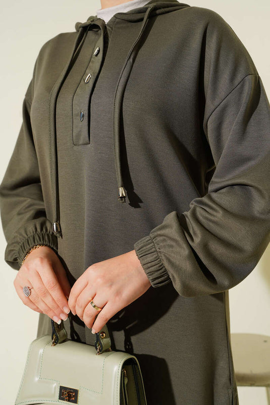 Costume deux pièces à capuche kaki avec boutons métalliques sur les côtés