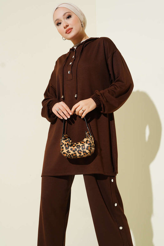 Costume deux pièces à capuche avec boutons métalliques sur les côtés, marron