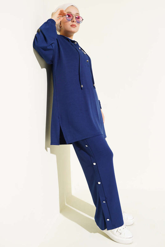 Zweiteiliges Set mit Kapuze in Marineblau und Metallknöpfen an den Seiten