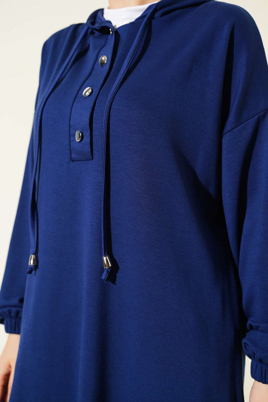 Zweiteiliges Set mit Kapuze in Marineblau und Metallknöpfen an den Seiten