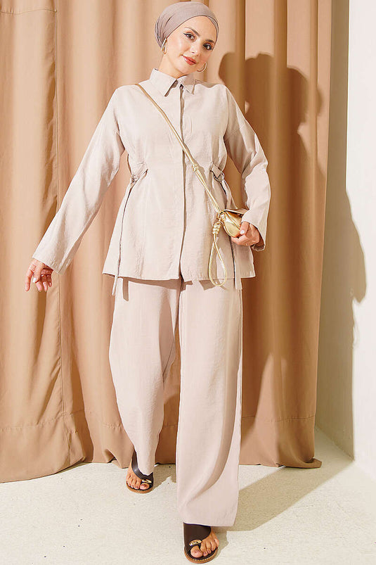 Beige Doppelset Mit Versteckten Knöpfen Und Seitlichen Schnallen