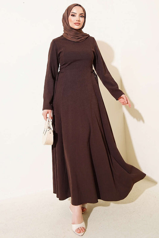 Robe plissée avec boucles sur les côtés, couleur café