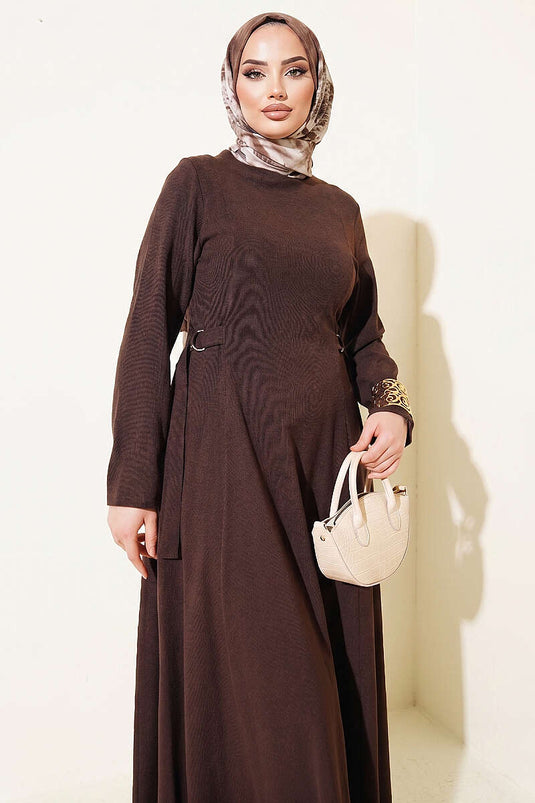 Robe plissée avec boucles sur les côtés, couleur café