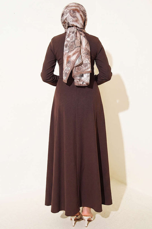 Robe plissée avec boucles sur les côtés, couleur café