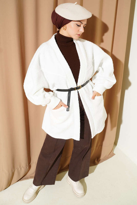 جاكيت أبيض بأكمام خفاش وحزام