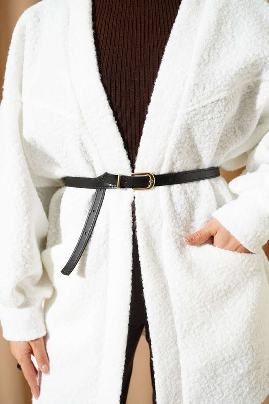 جاكيت أبيض بأكمام خفاش وحزام