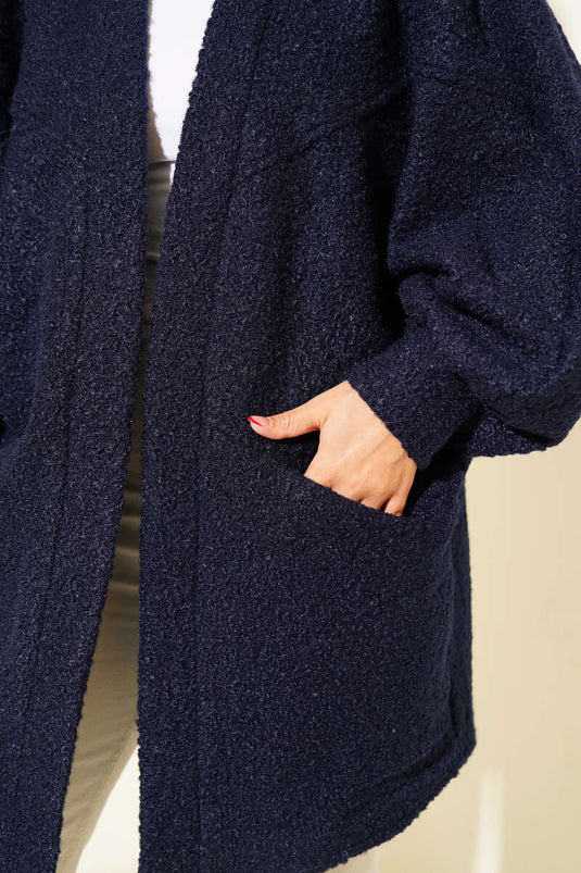 جاكيت بحزام وأكمام على شكل جناح الخفاش أزرق داكن