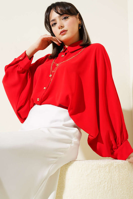 Chemise oversize rouge avec collier chauve-souris sur les manches