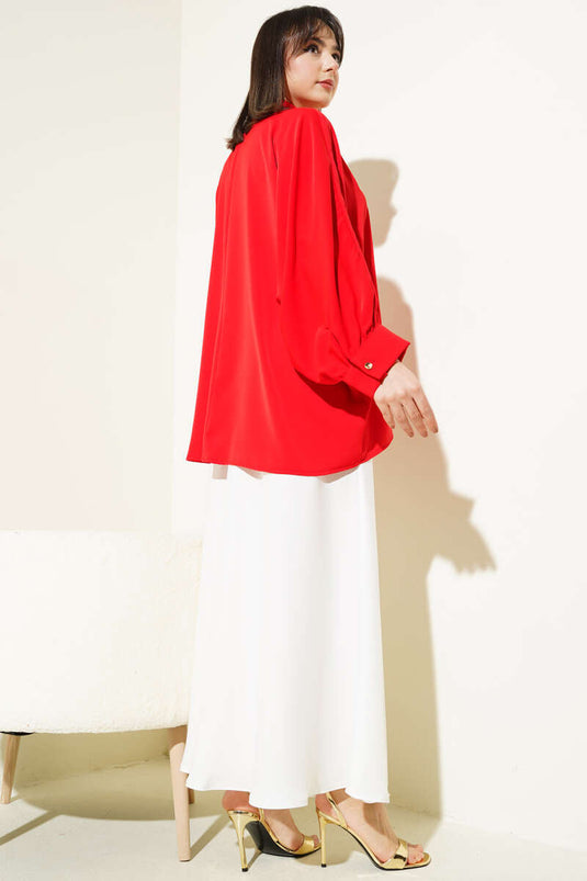 Chemise oversize rouge avec collier chauve-souris sur les manches