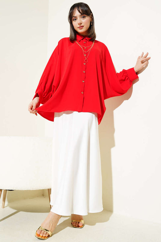 Chemise oversize rouge avec collier chauve-souris sur les manches