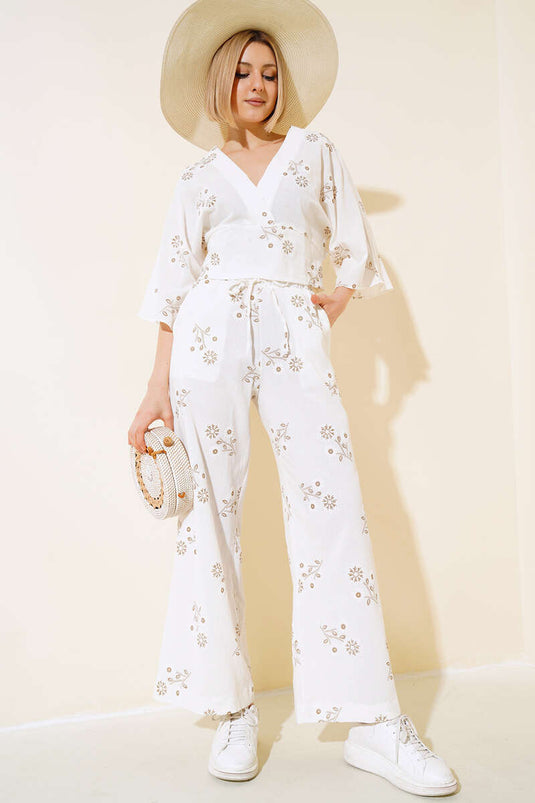 Completo due pezzi ricamato con maniche a pipistrello in ecrù