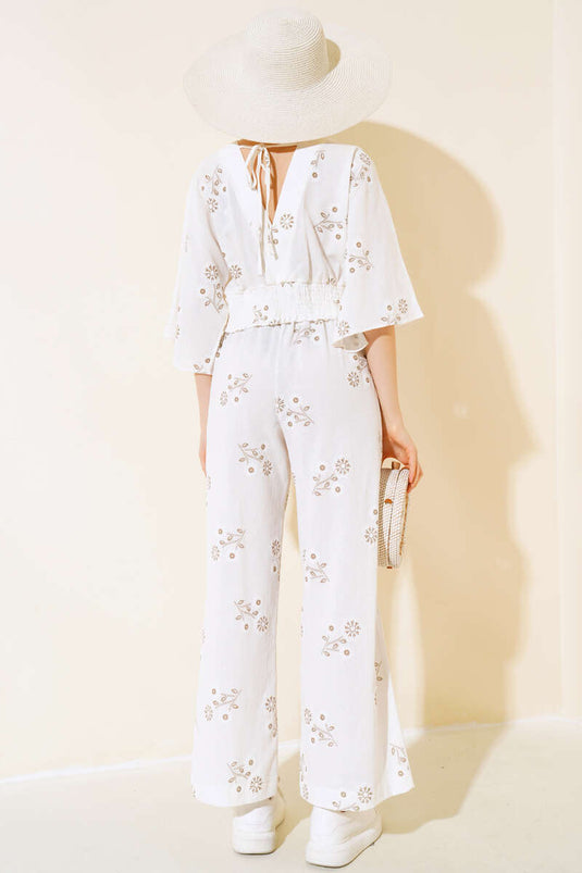 Completo due pezzi ricamato con maniche a pipistrello in ecrù