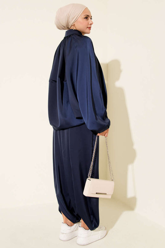 Traje holgado de dos piezas de satén con mangas murciélago azul marino