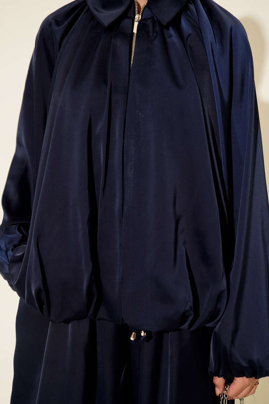 Traje holgado de dos piezas de satén con mangas murciélago azul marino