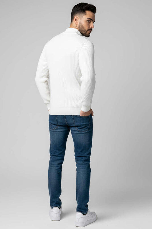 كنزة رجالية بيضاء محبوكة بنصف ياقة عالية