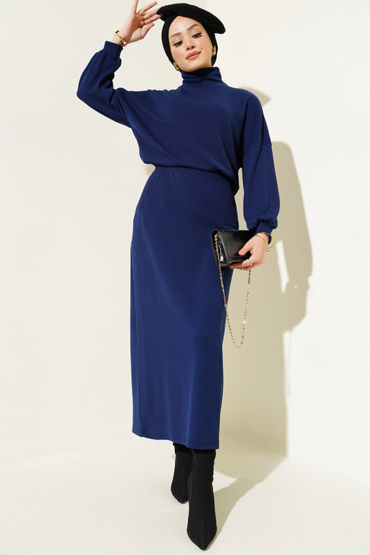 Cordrock mit halbem Rollkragen und Rock in Marineblau